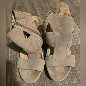 Earthies heels. Size 9. Slightly worn but nothing wrong. Very comfortable.